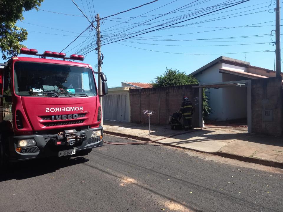 Foto 1 de 7 — Bombeiros controlam fogo em outra residência em Araraquara